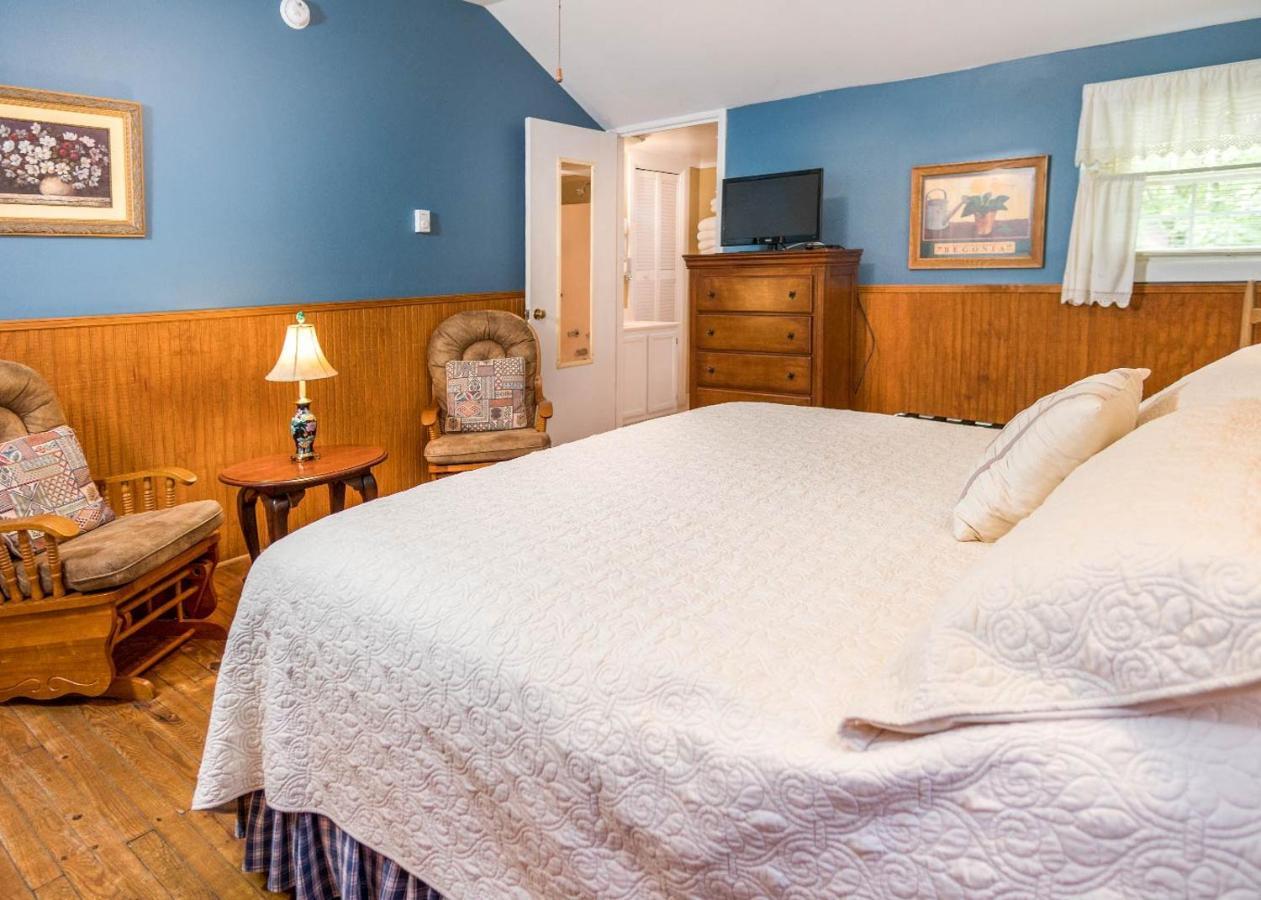 Highland Lake Inn & Resort - Flat Rock Exterior photo