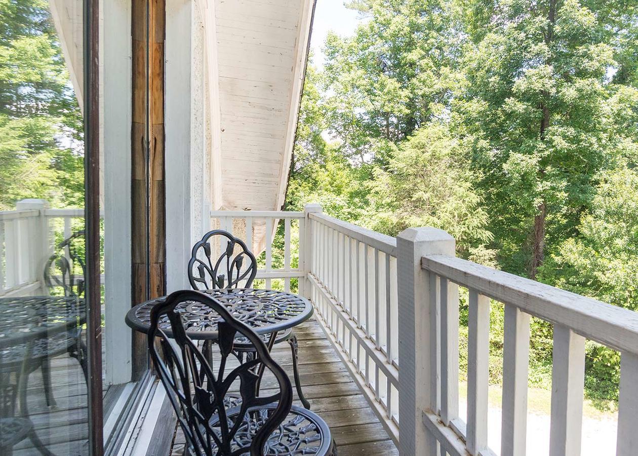 Highland Lake Inn & Resort - Flat Rock Exterior photo