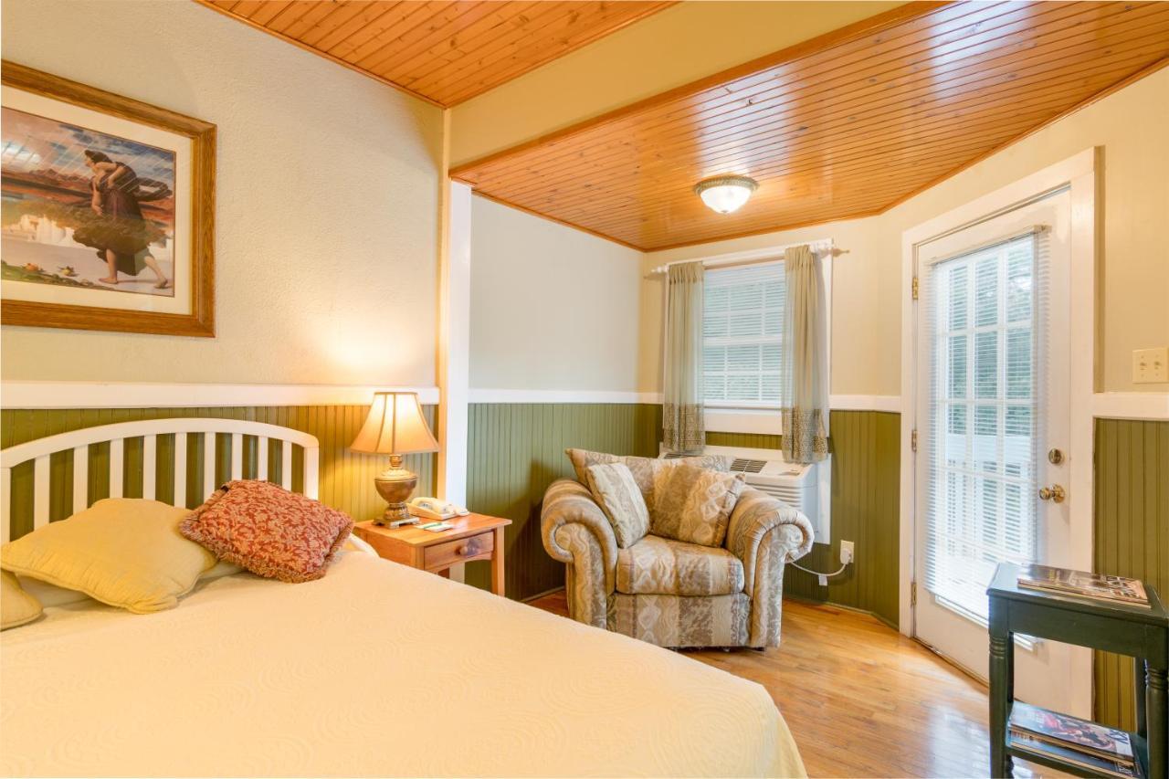 Highland Lake Inn & Resort - Flat Rock Exterior photo